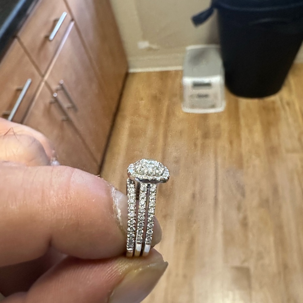 Wedding ring. Same one I posted end before. Justt adding more pictures.